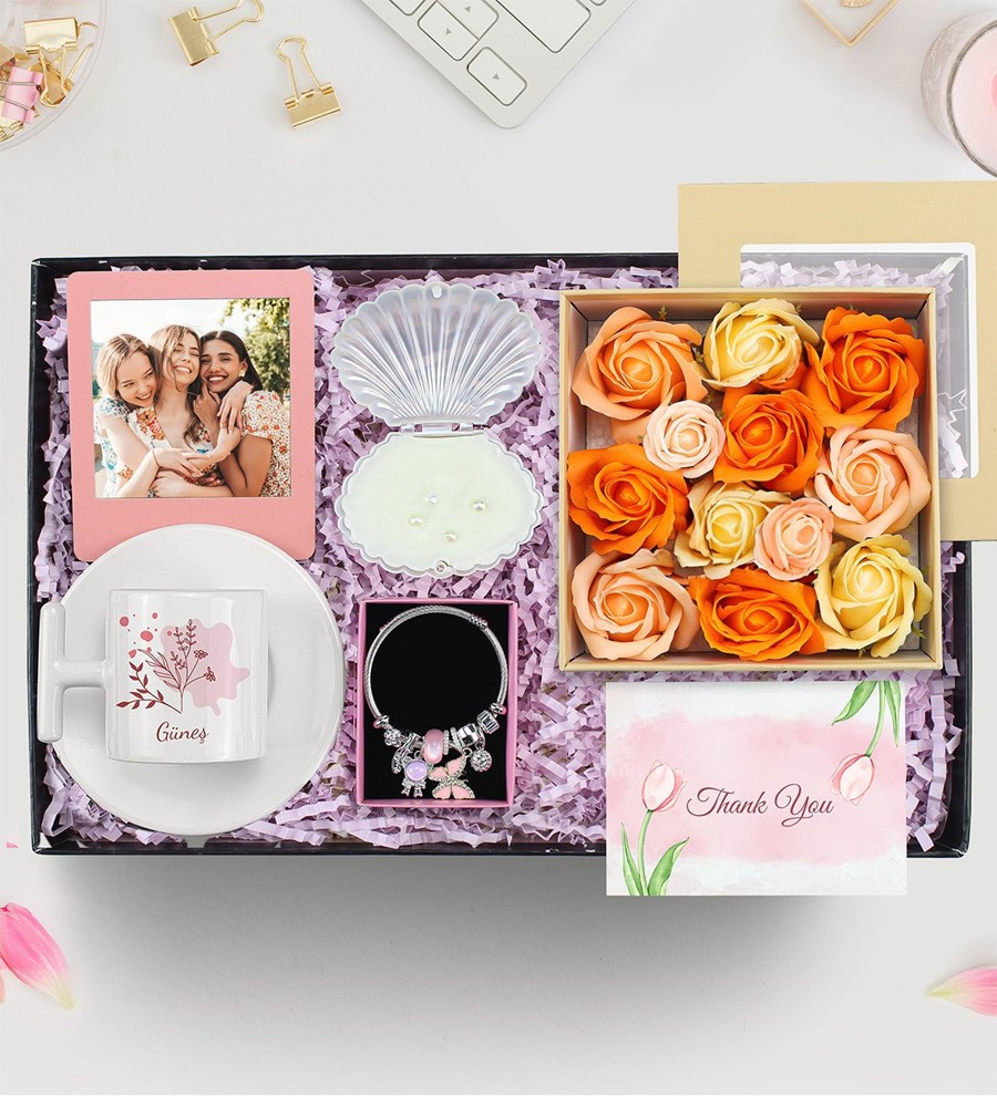 Çerçeve & Fincan & Charm Bileklik & Turuncu Gül Kutusu & İstiridye Mum Hediye Seti