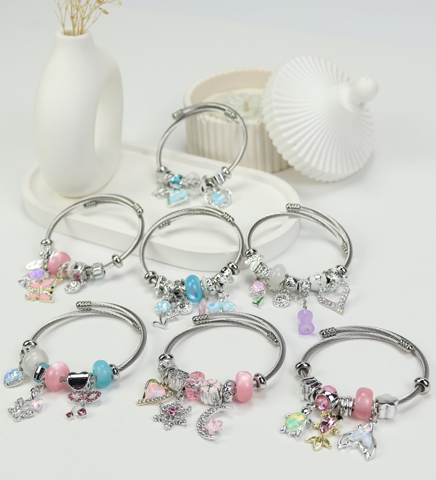 Çerçeve & Fincan & Charm Bileklik & Turuncu Gül Kutusu & İstiridye Mum Hediye Seti