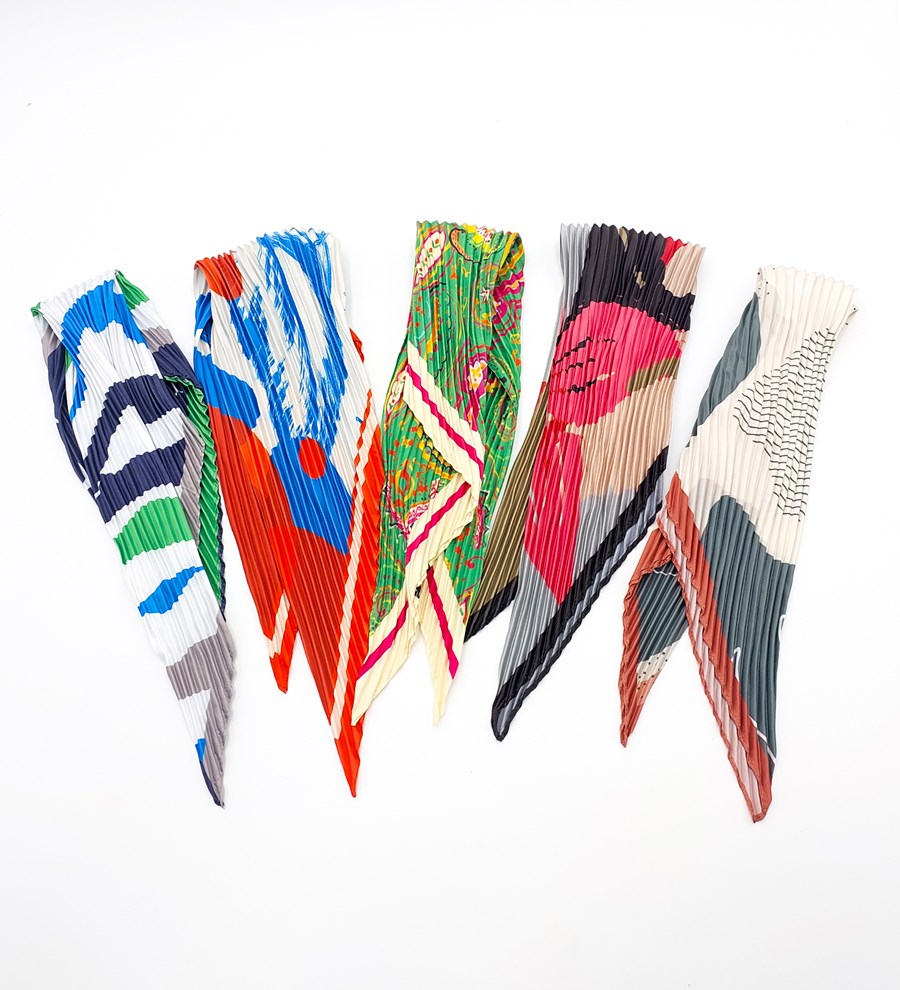 Kişiye Özel Kiremit Fincan & Fular & Kahve Yanı Cam Su Bardağı & Bubble Mum Hediye Seti