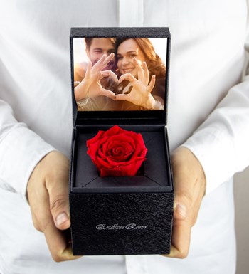 Premium Kutuda Kişiye Özel Fotoğraflı Kırmızı Solmayan Gerçek Gül