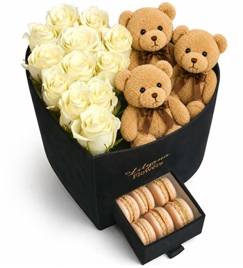 Lilyana Flowers - Kadife Kalpli Ayıcıklı Kutuda Macaronlu Beyaz Gül