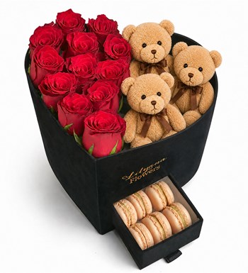 Lilyana Flowers - Kadife Kalpli Ayıcıklı Kutuda Macaronlu Kırmızı Gül