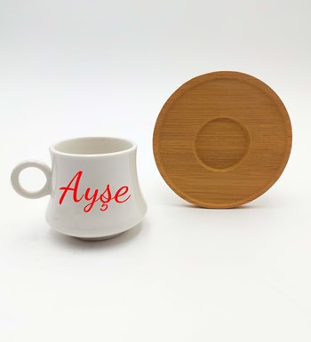 Kasa İçerisinde Kişiye Özel Kırmızı Kupa & Bambu Tabaklı Beyaz Fincan & Çam Ağacı & Kalem Hediye Seti