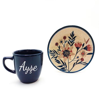 Lilyana Flowers - Kişiye Özel Mavi Fincan & Beyaz Metal Kutulu Mum & Kahve Yanı Cam Su Bardağı & Türk Kahvesi Hediye Seti