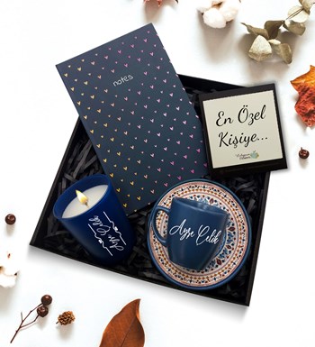 Lilyana Flowers - Kişiye Özel Mavi Fincan & Tasarımlı Defter & Bardak Mum Hediye Seti