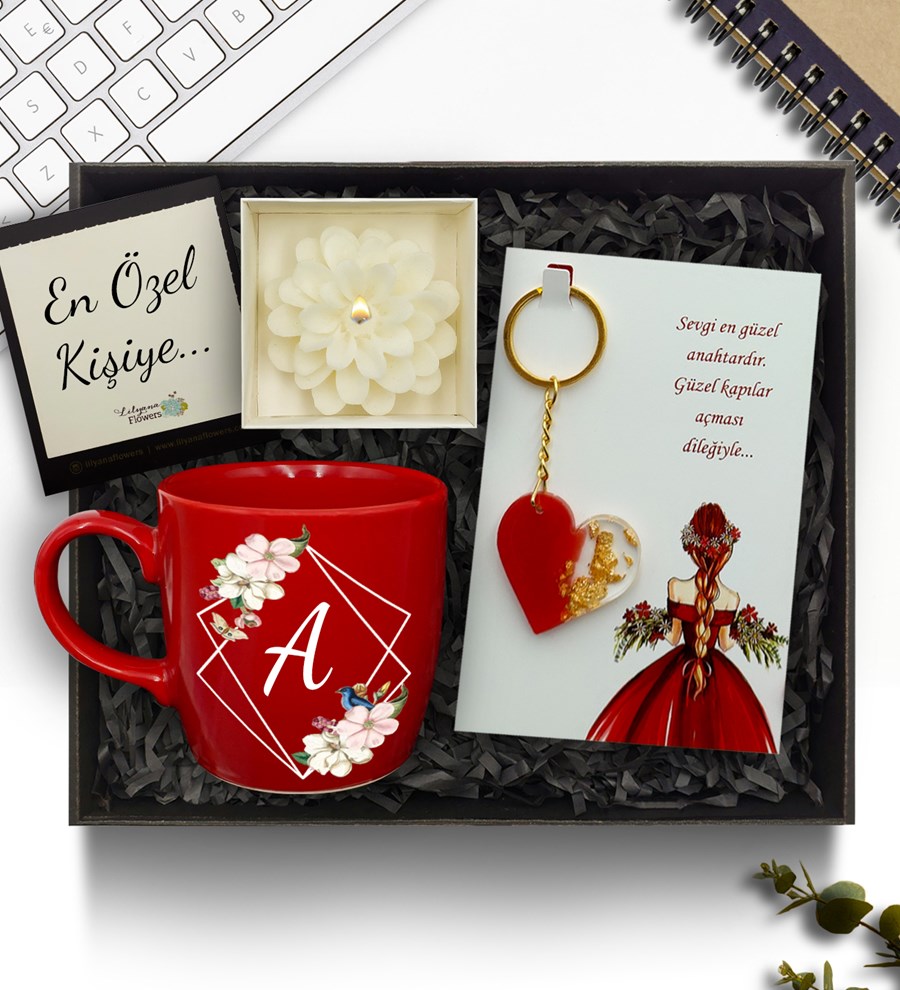 Kişiye Özel Kırmızı Kupa & Çiçek Temalı Mum & Kalpli Kırmızı Anahtarlık Hediye Seti