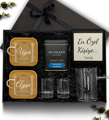 Lilyana Flowers - 2'li Bambu Tabaklı Cam Fincan &Cam Cezve & Selamlique Türk Kahvesi & Kahve Yanı Cam Su Bardağı Hediye Seti