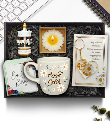 Kişiye Özel Papatya Temalı Kupa & Mini Atlı Karınca & Kalpli Papatya Anahtarlık & Papatya Mum Hediye Seti