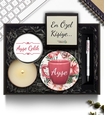 Lilyana Flowers - Kişiye Özel Pembe Fincan & Metal Kutulu Mum & Beyaz Kalem Hediye Seti