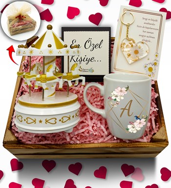 Kasa İçerisinde Kişiye Özel Beyaz Kupa & Atlı Karınca Müzik Kutusu & Papatya Anahtarlık Hediye Seti