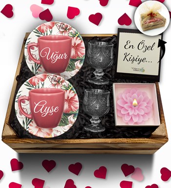 Lilyana Flowers - Kasa İçerisinde Sevgililer Günü Temalı Kişiye Özel 2'li Pembe Fincan & Kahve Yanı Cam Su Bardağı & Çiçek Mum