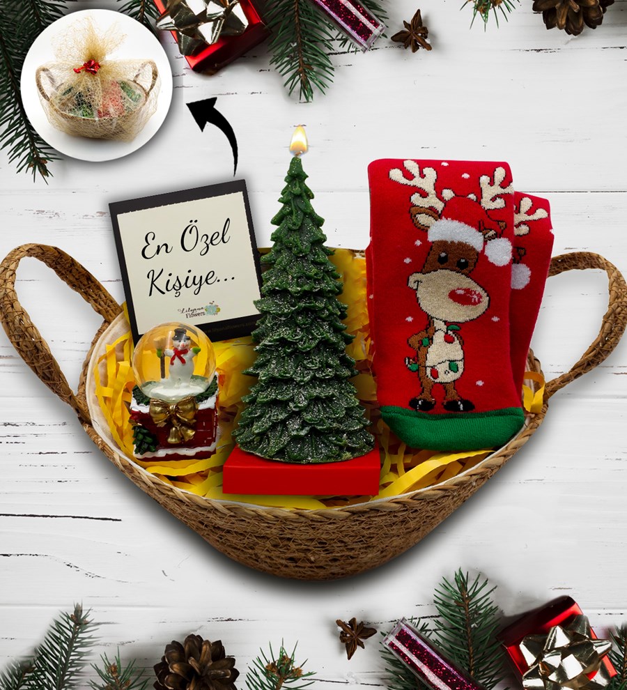 Hasır Sepetli Çam Ağacı Mum & Kar Küresi & Yılbaşı Çorabı Hediye Seti