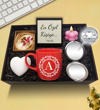 Lilyana Flowers - Kişiye Özel Pembe Kupa & Ayna & Dekoratif Kalp Biblo & Kokulu Sabun & Bubble Mum Hediye Seti