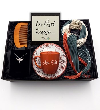 Lilyana Flowers - Kişiye Özel Kiremit Fincan & Gümüş Kaplama Melek Kolye & Fular & Tarak Hediye Seti