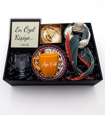 Lilyana Flowers - Kişiye Özel Turuncu Fincan & Kahve Yanı Cam Su Bardağı & Fular & Kokulu Sabun Hediye Seti