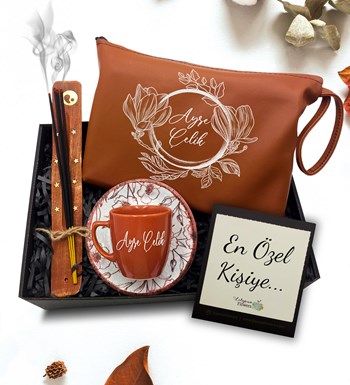 Lilyana Flowers - Kişiye Özel Kahverengi Makyaj Çantası & Kiremit Fincan & Çubuk Tütsü Hediye Seti