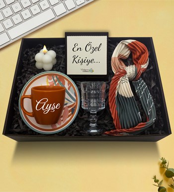 Lilyana Flowers - Kişiye Özel Kiremit Fincan & Fular & Kahve Yanı Cam Su Bardağı & Bubble Mum Hediye Seti