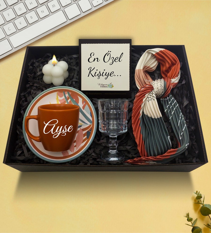 Kişiye Özel Kiremit Fincan & Fular & Kahve Yanı Cam Su Bardağı & Bubble Mum Hediye Seti