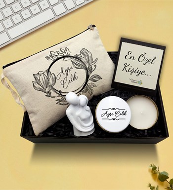 Lilyana Flowers - Kişiye Özel Kanvas Makyaj Çantası & Beyaz Metal Kutulu Mum & Dekoratif Biblo  Hediye Seti