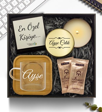 Lilyana Flowers - Kişiye Özel Bambu Tabaklı Cam Kahve Fincanı & Metal Kutulu Mum & Türk Kahvesi Hediye Seti