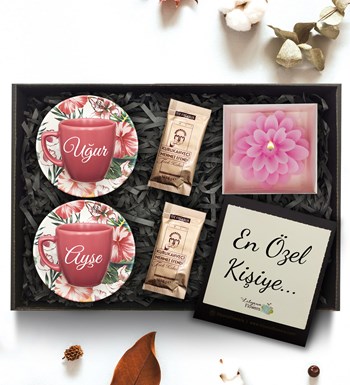 Lilyana Flowers - Kişiye Özel Pembe Fincan Takımı & Pembe Mum & Mehmet Efendi Türk Kahvesi Hediye Seti