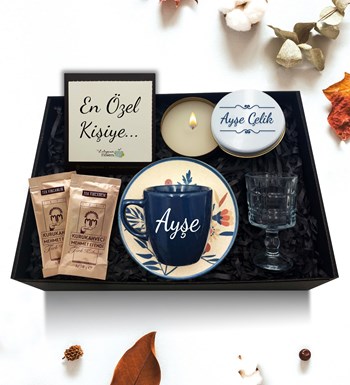 Lilyana Flowers - Kişiye Özel Mavi Fincan & Beyaz Metal Kutulu Mum & Kahve Yanı Cam Su Bardağı & Türk Kahvesi Hediye Seti
