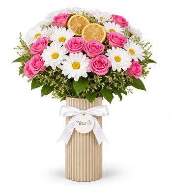 Lilyana Flowers - Limon Dokunuşlu Pembe Çardak Güllü Vazoda Beyaz Papatya