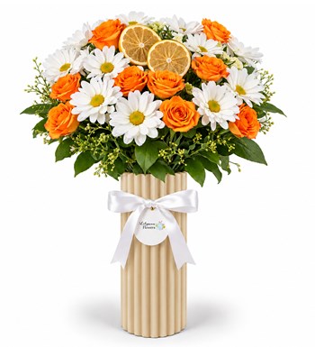 Lilyana Flowers - Limon Dokunuşlu Turuncu Çardak Güllü Vazoda Beyaz Papatya