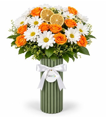 Lilyana Flowers - Limon Dokunuşlu Turuncu Çardak Güllü Vazoda Beyaz Papatya