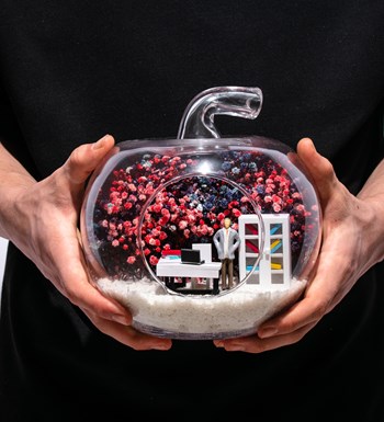 Teraryum Mini Yeni İş Erkek Eli Cebinde Ayakta-Cipsomiks