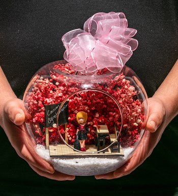 Teraryum Sınıfta Canım Öğretmenim - Pembe - Sarışın Bordo Elbiseli