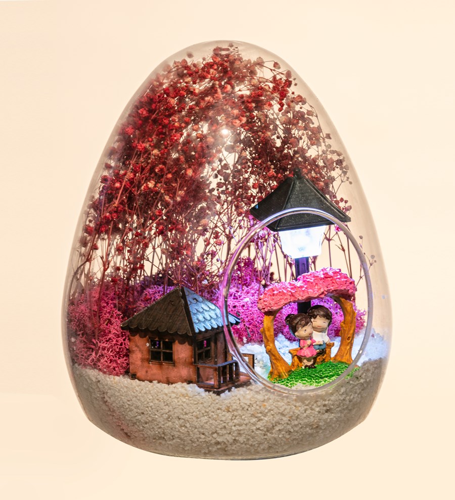 Teraryum Pembe Bahçede Aşk-Işıklı