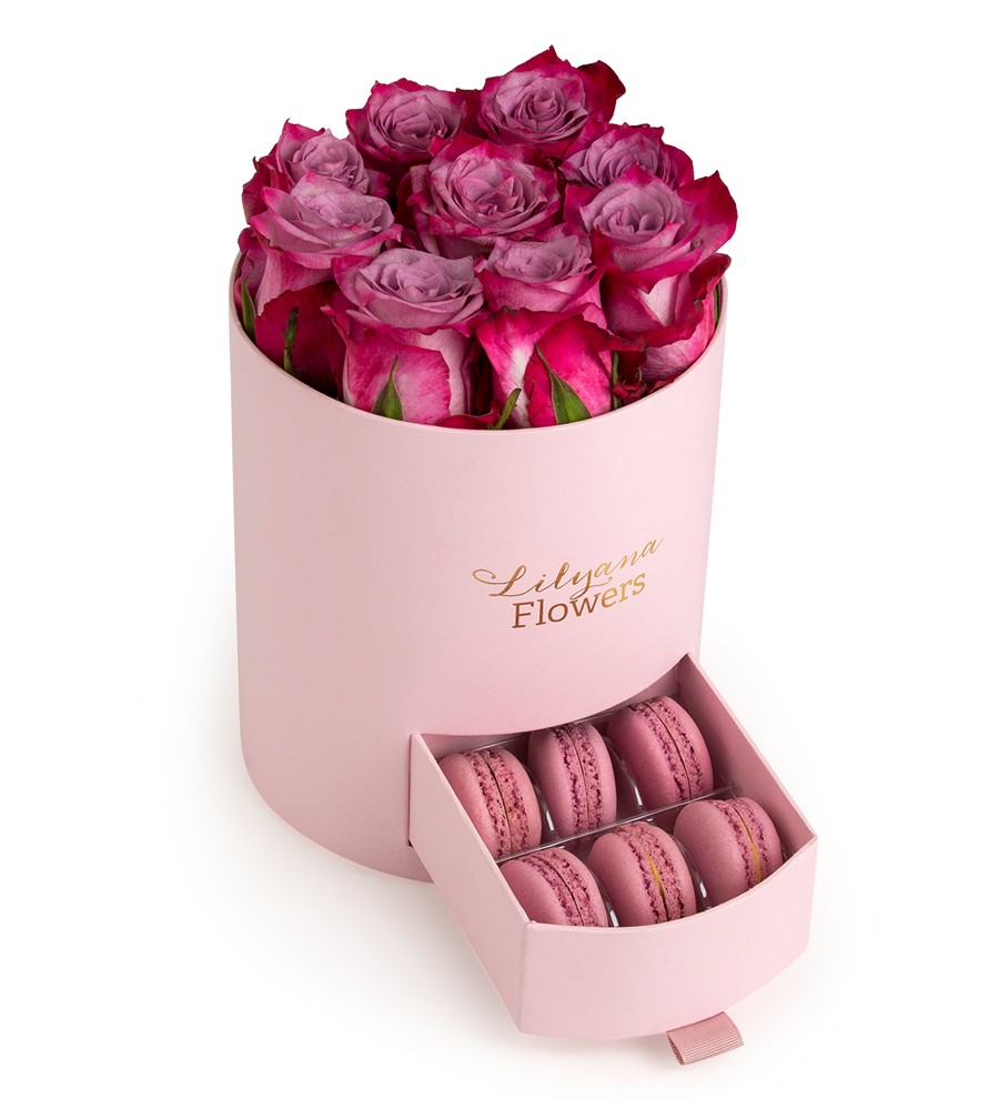 Yuvarlak Küçük Pembe Kutuda Macaronlu Lila Gül