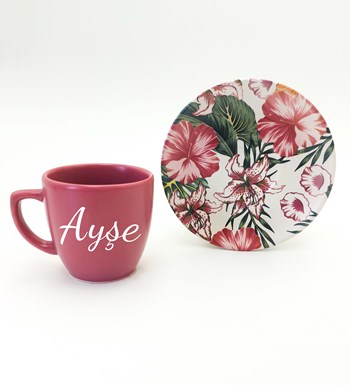 Lilyana Flowers - Kişiye Özel Pembe Fincan & Metal Kutulu Mum & Beyaz Kalem Hediye Seti