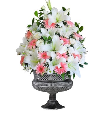 Piramit Vazoda Lilyum Ve Gerbera