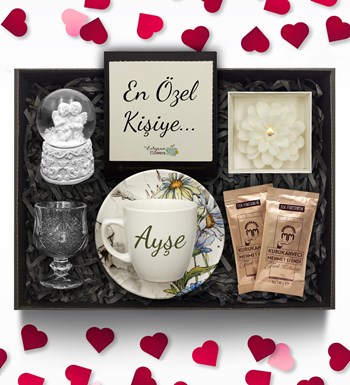 Lilyana Flowers - Sevgililer Günü Temalı Kişiye Özel Beyaz Fincan & Melek Kar Küresi & Kahve Yanı Su Bardağı & Çiçek Mum & Türk Kahvesi