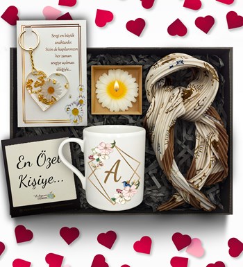 Lilyana Flowers - Sevgililer Günü Temalı Kişiye Özel Beyaz Kupa & Fular & Kalpli Anahtarlık & Çiçek Mum Hediye Seti