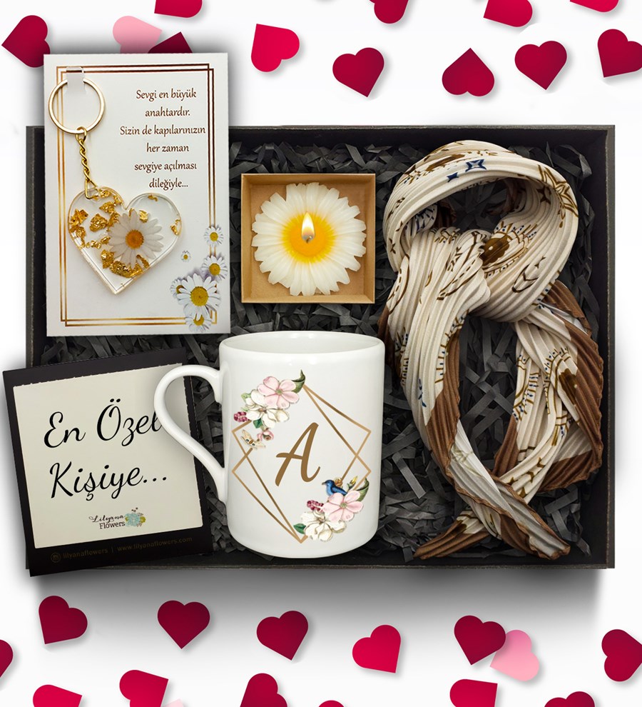 Sevgililer Günü Temalı Kişiye Özel Beyaz Kupa & Fular & Kalpli Anahtarlık & Çiçek Mum Hediye Seti