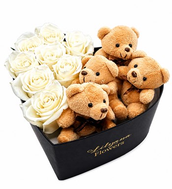 Lilyana Flowers - Büyük Kalpli Siyah Kutuda Ayıcıklı Beyaz Gül