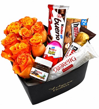 Lilyana Flowers - Büyük Kalpli Siyah Kutuda Çikolatalı Turuncu Gül