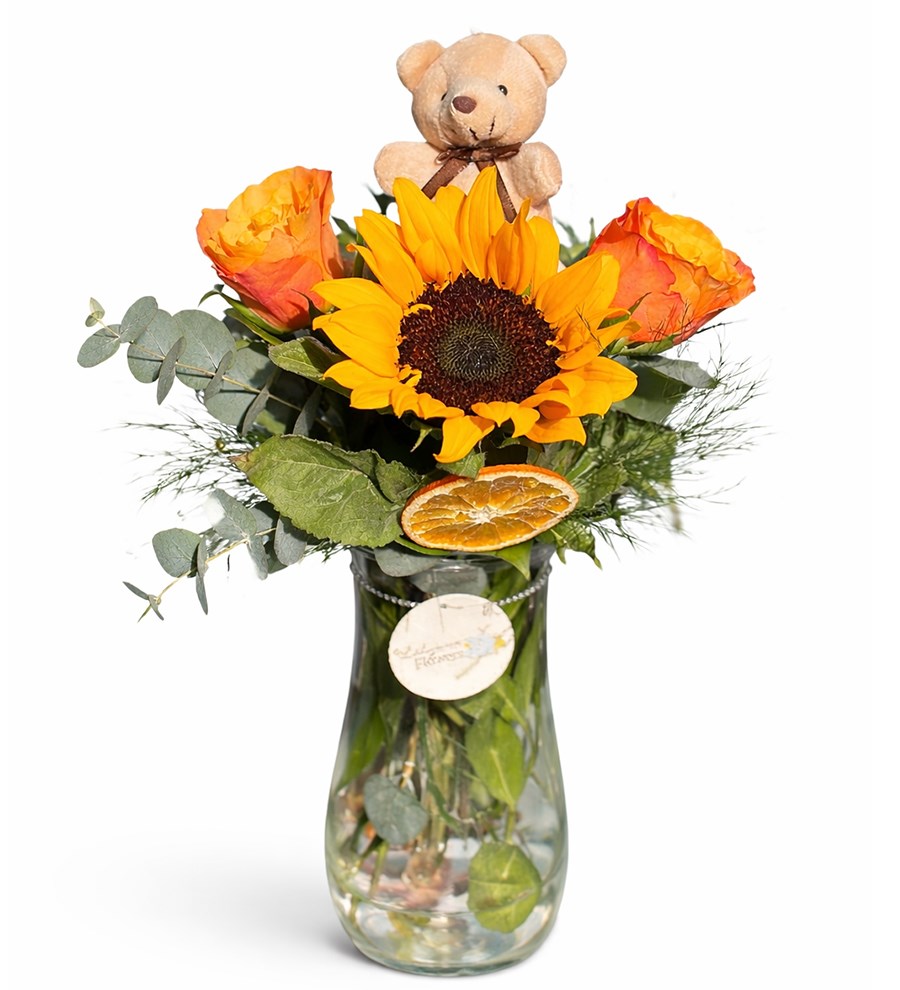 Vazoda Turuncu Güller ve Ayçiçeği