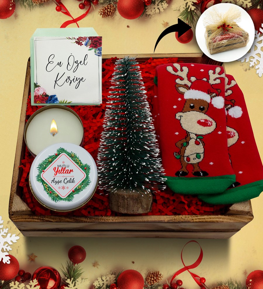 Mini Kasa İçerisinde Çam Ağacı  & Kişiye Özel Metal Kutulu Mum & Yılbaşı Çorabı Hediye Seti