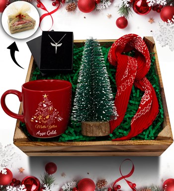 Mini Kasa İçerisinde Kişiye Özel Kırmızı Kupa & Çam Ağacı & Melek Kolye & Fular Hediye Seti