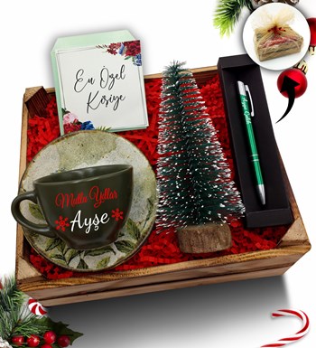 Lilyana Flowers - Kasa İçerisinde Kişiye Özel Haki Çay Fincanı & Çam Ağacı & Yeşil Kalem Hediye Seti