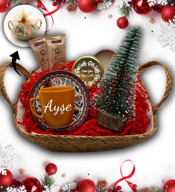 Lilyana Flowers - Hasır Sepetli Kişiye Özel Turuncu Fincan & Çam Ağacı & Gold Metal Kutulu Mum & Türk Kahvesi Hediye Seti