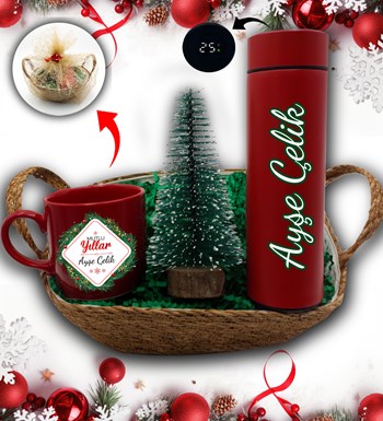 Lilyana Flowers - Hasır Sepetli Kişiye Özel Kırmızı Termos & Yılbaşı Ağacı  & Kırmızı Kupa Hediye Seti