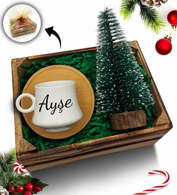 Lilyana Flowers - Mini Kasa İçerisinde Kişiye Özel Bambu Tabaklı Beyaz Fincan & Çam Ağacı  Hediye Seti