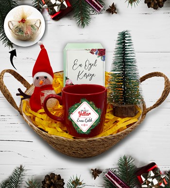 Lilyana Flowers - Hasır Sepetli Çam Ağacı & Kişiye Özel Kırmızı Kupa & Kardan Adam Hediye Seti