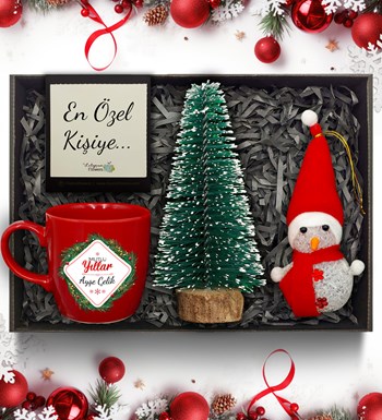 Lilyana Flowers - Yılbaşı Temalı Kişiye Özel Kırmızı Kupa & Mini Çam Ağacı & Kardan Adam Hediye Seti