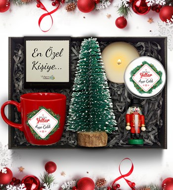 Yılbaşı Temalı Kişiye Özel Kırmızı Kupa & Yılbaşı Ağacı Mum & Beyaz Metal Mum & Mini Fındıkkıran Figürü Hediye Seti